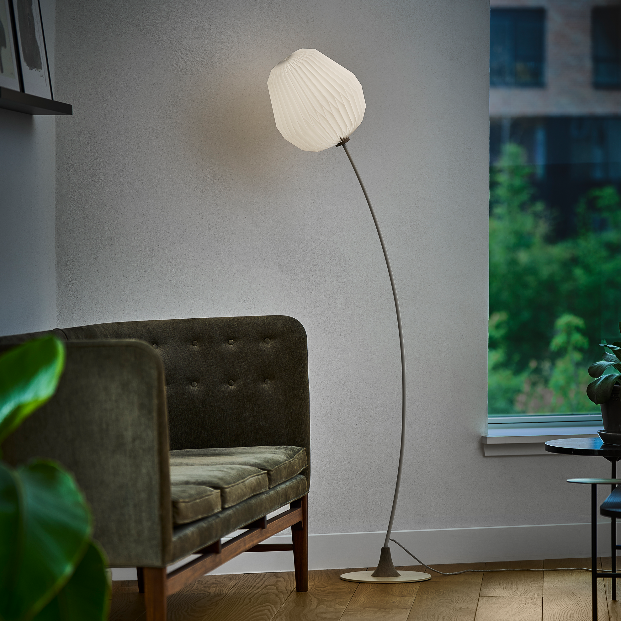 Bouquet gulvlampe stående ved siden af sofa i Le Klint butikken i Odense